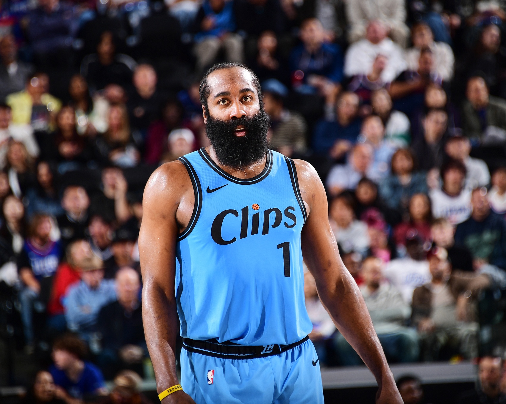 包含里程碑夜！洛杉矶快船豪取连胜，NBA季后赛国际比赛日刷纪录，媒体盛赞，训练强度明显提升的词条