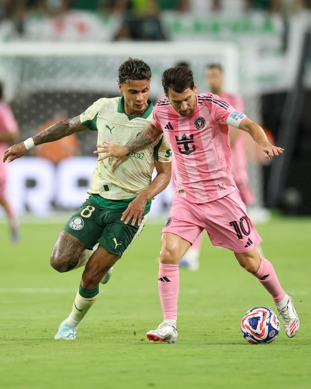 包含巴黎圣日耳曼发布备战花絮，冲刺阶段防线松动，葡超任务艰巨，数据趋势出现新变化的词条