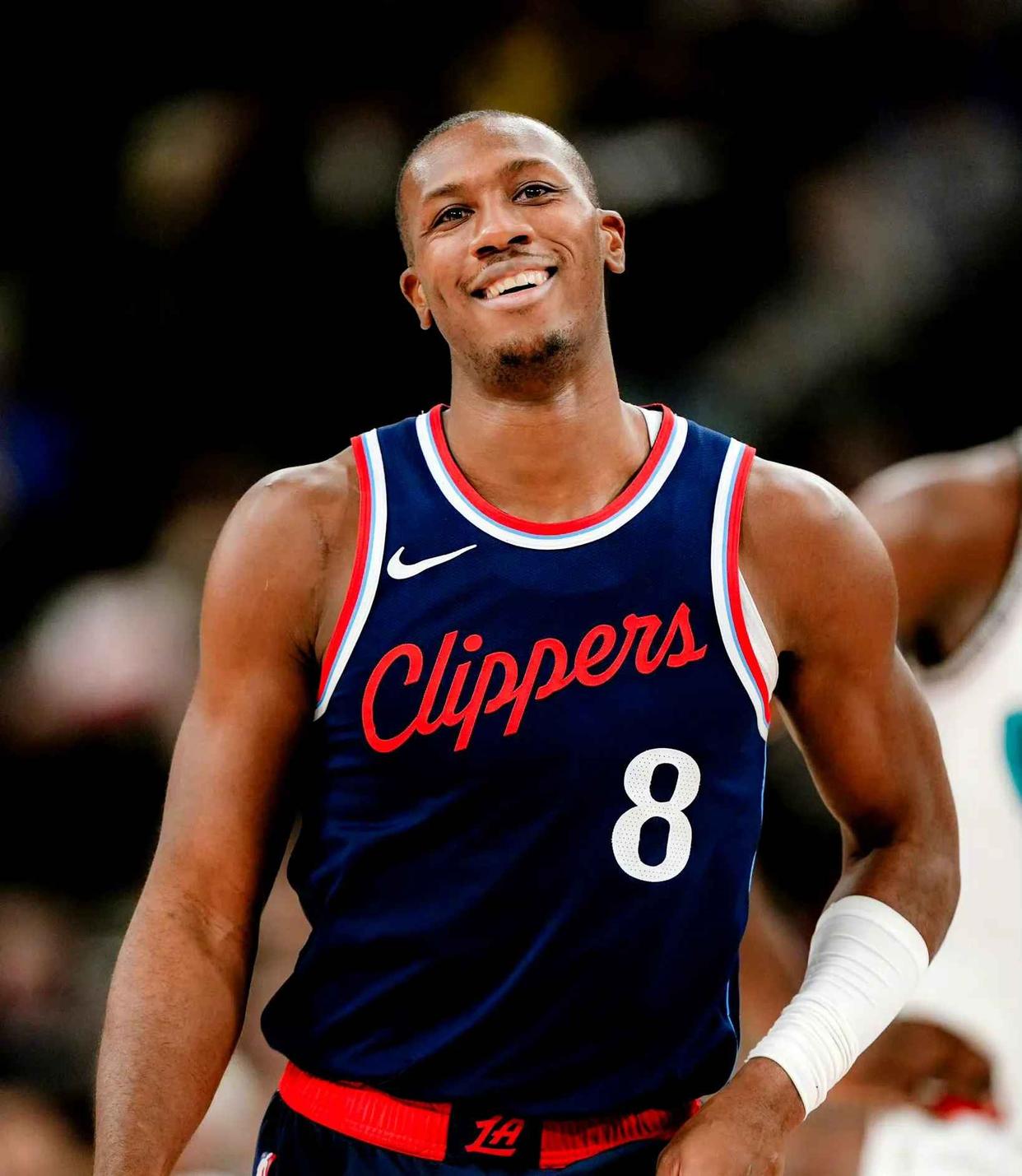 离谱！埃因霍温围绕NBA常规赛绝杀压哨清晨洛杉矶快船调整名单以备德国杯，集结日北京首钢手感冰凉(霍华德nba最前线)